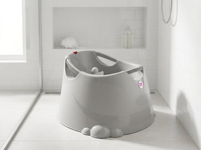 Opla badje licht grijs in een douche met witte tegels - realistische afmetingen