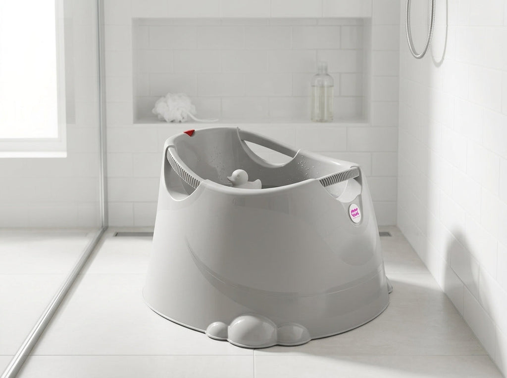 OKbaby Opla Badje in licht grijs in een douche met witte tegels