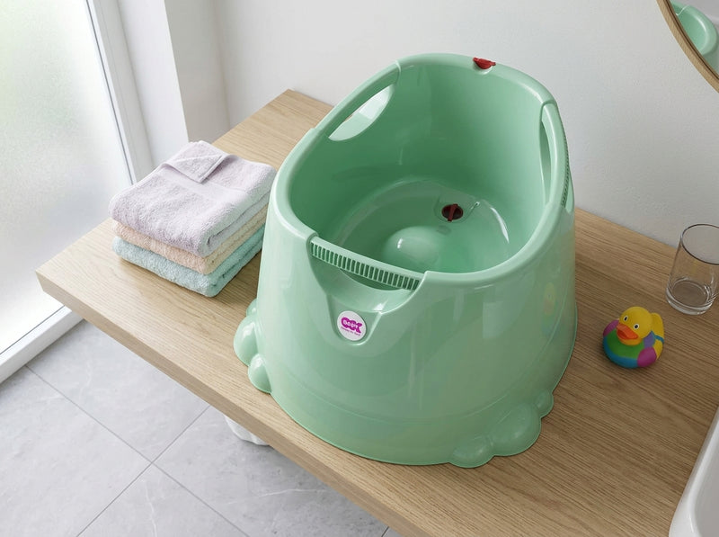 Opla badje pastel mintgroen in een heldere badkamer - realistische afmetingen