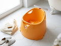 Opla badje limited edition oranje met badspeeltjes in een heldere badkamer - realistische afmetingen