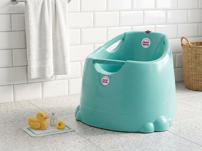 Opla badje pastel turquoise in een heldere badkamer met witte tegels en plant - realistische afmetingen